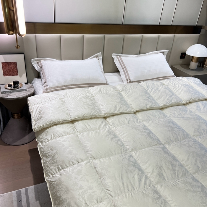 91家纺网 家纺一手货源 找家纺 静若居 2024新款高精密真丝提花羽绒被壳婚庆款羽绒被壳厂家 米白色1