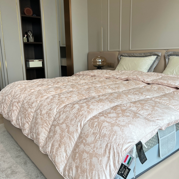 91家纺网 家纺一手货源 找家纺 静若居 2024新款高精密真丝提花羽绒被壳婚庆款羽绒被壳厂家 豆沙粉1