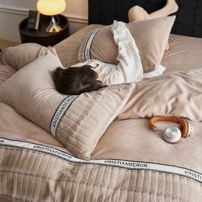 91家纺网 家纺一手货源 找家纺 安莱生活 2024新款美拉德英伦风獭兔牛奶绒刺绣工艺款四件套-风格一 波澜卡其