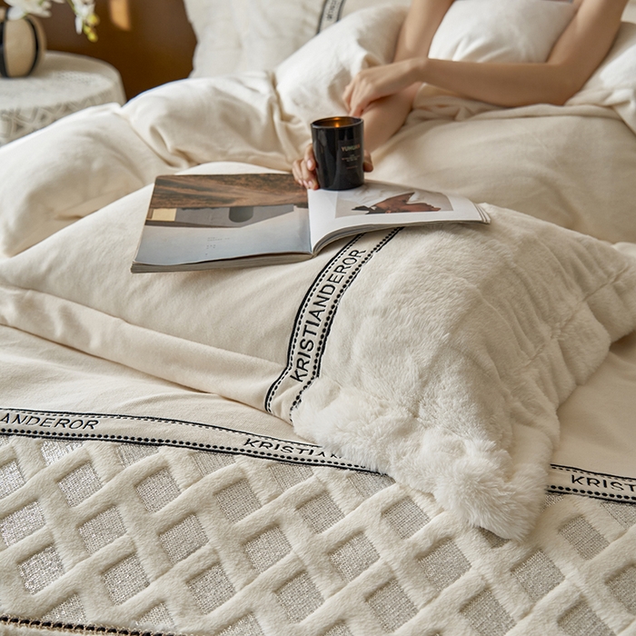 91家纺网 家纺一手货源 找家纺 安莱生活 2024新款美拉德苏格兰獭兔牛奶绒刺绣工艺款四件套-风格一 光影白