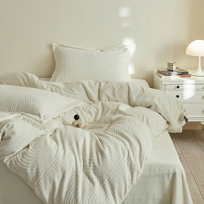 91家纺网 家纺一手货源 找家纺 安莱生活 2024新款牛奶绒提花烂花年纪系列四件套-风格二 年纪-白