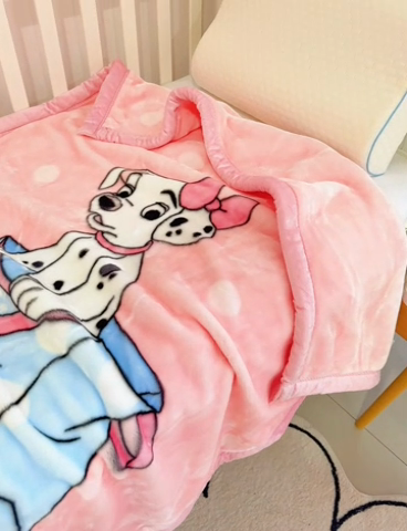 91家纺网 家纺一手货源 找家纺 凯轩毛毛毯毯子网销专供 2024新款加厚保暖儿童印花云毛毯毯子系列 斑点狗  粉