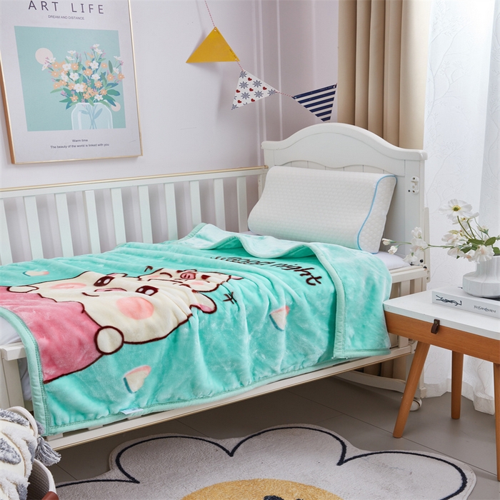 91家纺网 家纺一手货源 找家纺 凯轩毛毛毯毯子网销专供 2024新款加厚保暖儿童印花云毛毯毯子系列 卡通猪  绿