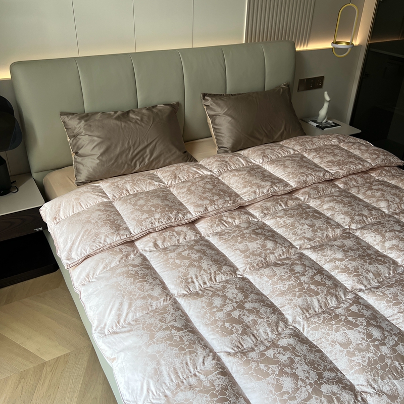 91家纺网 家纺一手货源 找家纺 静若居 2024新款高精密真丝提花羽绒被壳婚庆款羽绒被壳厂家 豆沙粉2