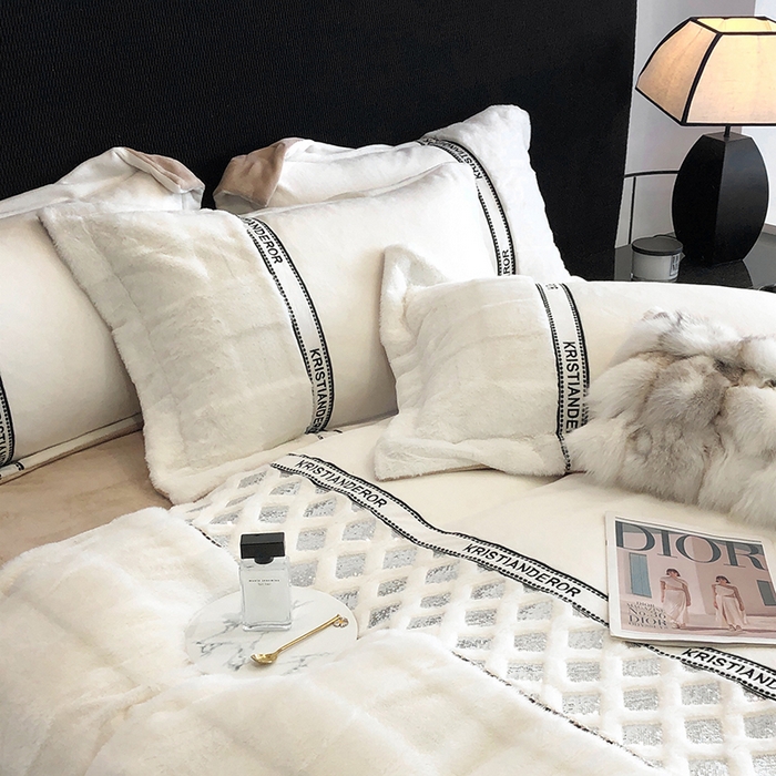 91家纺网 家纺一手货源 找家纺 安莱生活 2024新款美拉德苏格兰獭兔牛奶绒刺绣工艺款四件套-风格二 光影咖