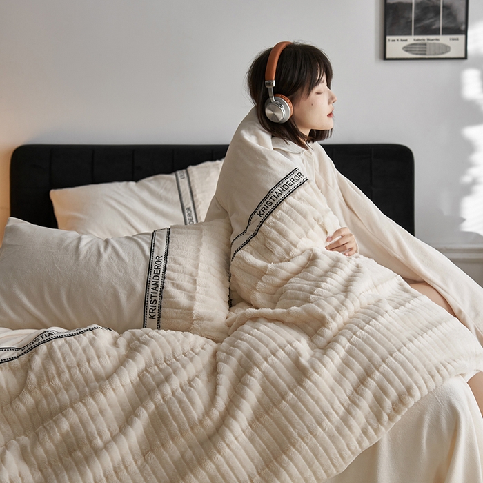 91家纺网 家纺一手货源 找家纺 安莱生活 2024新款美拉德英伦风獭兔牛奶绒刺绣工艺款四件套-风格一 波澜乳白