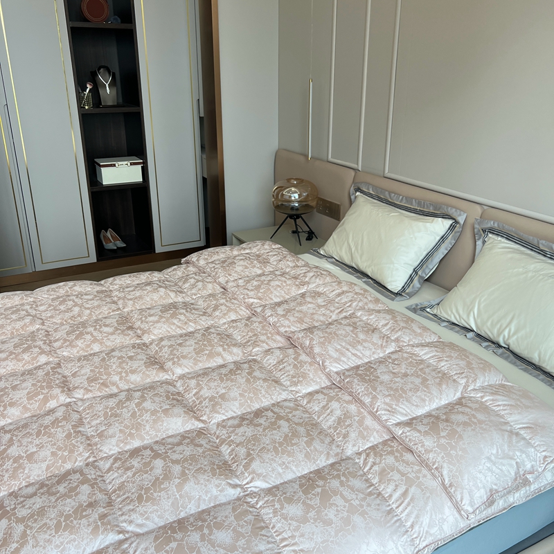 91家纺网 家纺一手货源 找家纺 静若居 2024新款高精密真丝提花羽绒被壳婚庆款羽绒被壳厂家 豆沙粉1