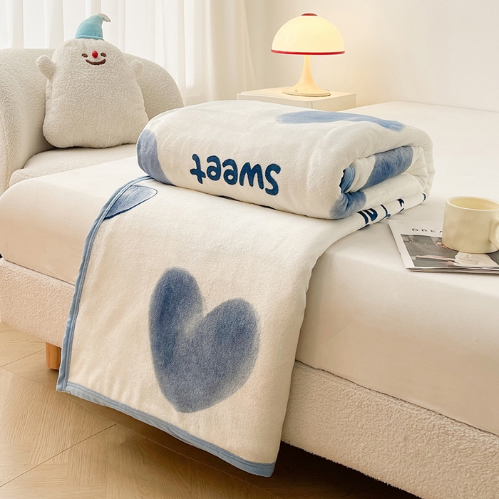 91家纺网 家纺一手货源 找家纺 千荨 2024新款多功能牛奶绒毛毯 蓝心小熊