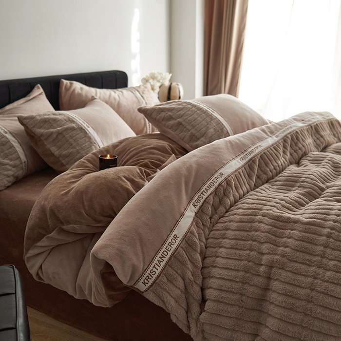 91家纺网 家纺一手货源 找家纺 安莱生活 2024新款美拉德英伦风獭兔牛奶绒刺绣工艺款四件套-风格二 波澜布朗棕