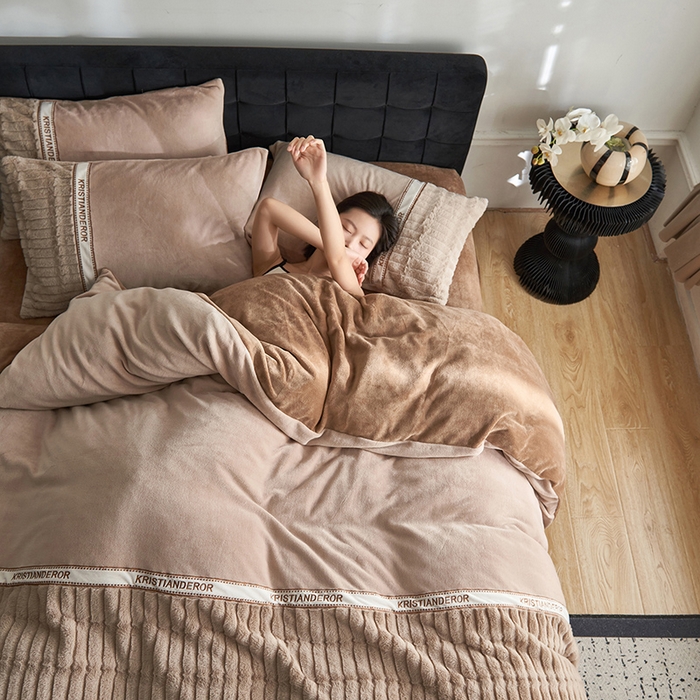 91家纺网 家纺一手货源 找家纺 （总）安莱生活 2024新款美拉德英伦风獭兔牛奶绒刺绣工艺款四件套-风格二