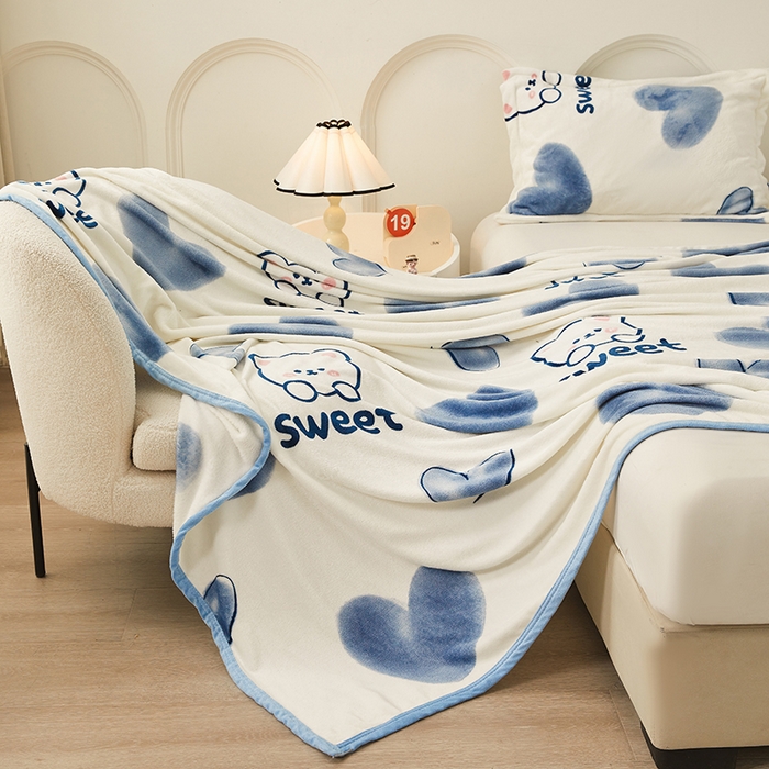 91家纺网 家纺一手货源 找家纺 千荨 2024新款多功能牛奶绒毛毯 蓝心小熊