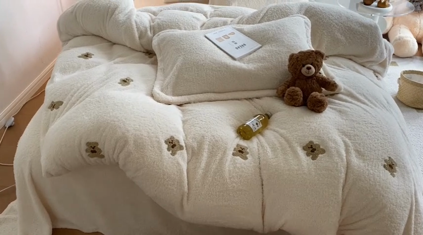 91家纺网 家纺一手货源 找家纺 萝莉家纺 2024新款加厚泰迪绒毛巾绣四件套 小熊奶白