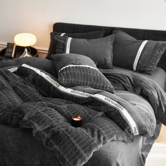 91家纺网 家纺一手货源 找家纺 安莱生活 2024新款美拉德英伦风獭兔牛奶绒刺绣工艺款四件套-风格一 波澜黛黑