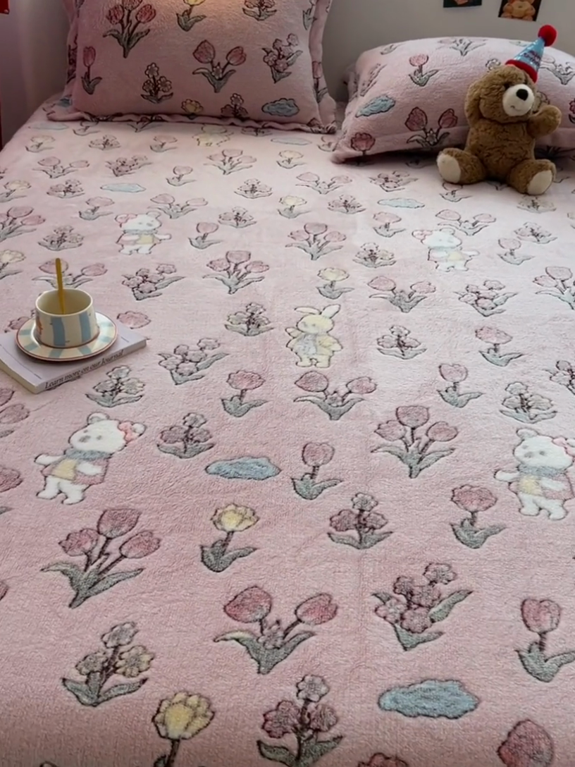 91家纺网 家纺一手货源 找家纺 韩巢家纺 2024新款雪花绒枕套一对装 花园熊(粉)