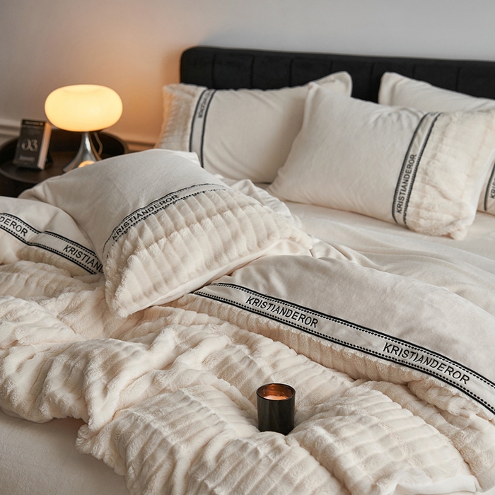 91家纺网 家纺一手货源 找家纺 安莱生活 2024新款美拉德英伦风獭兔牛奶绒刺绣工艺款四件套-风格一 波澜乳白