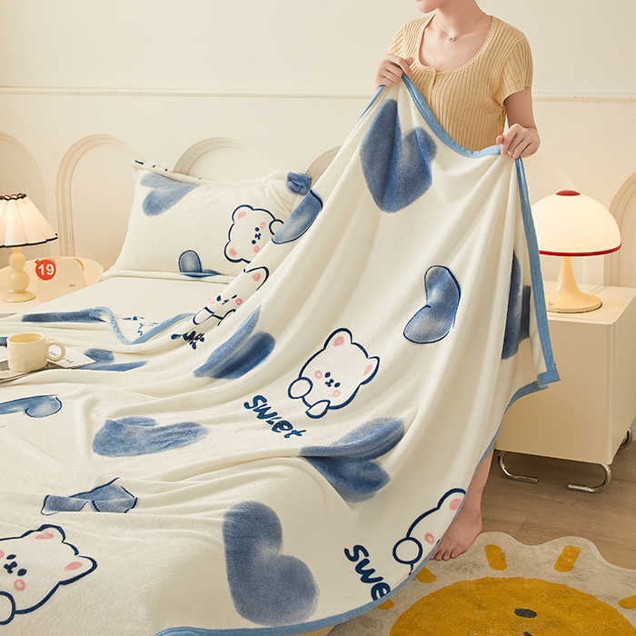 91家纺网 家纺一手货源 找家纺 千荨 2024新款多功能牛奶绒毛毯 蓝心小熊
