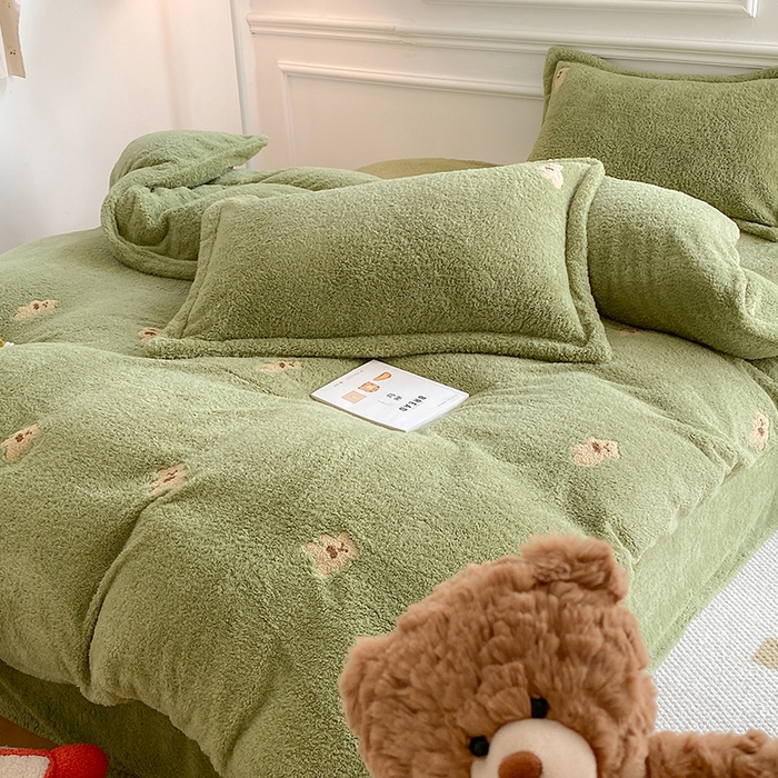 91家纺网 家纺一手货源 找家纺 萝莉家纺 2024新款加厚泰迪绒毛巾绣四件套 熊豆绿