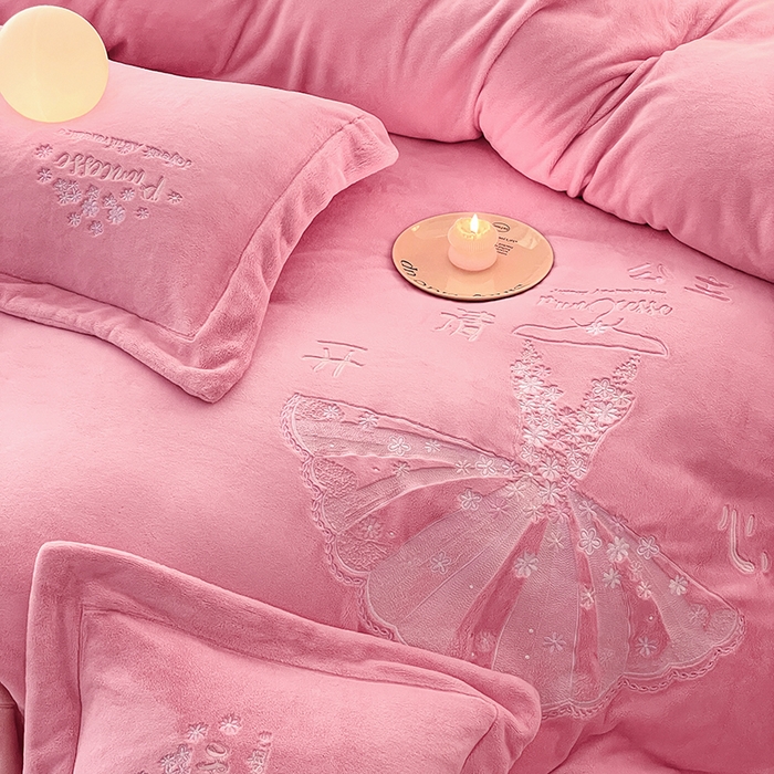 91家纺网 家纺一手货源 找家纺 新方向 2025新款全消光A类牛奶绒四件套-公主请开心 公主请开心-公主粉