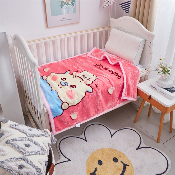 91家纺网 家纺一手货源 找家纺 凯轩毛毛毯毯子网销专供 2024新款加厚保暖儿童印花云毛毯毯子系列 卡通猪  粉