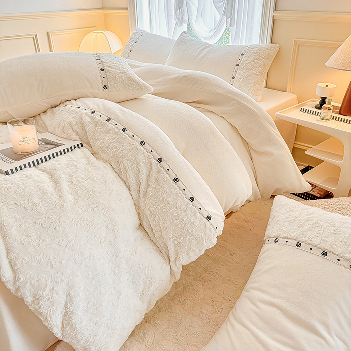 91家纺网 家纺一手货源 找家纺 安莱生活 2024新款优雅獭兔牛奶绒刺绣工艺款四件套 暖暖恋-风格一 玫瑰白