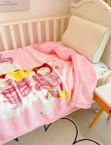 91家纺网 家纺一手货源 找家纺 凯轩毛毛毯毯子网销专供 2024新款加厚保暖儿童印花云毛毯毯子系列 小骑手  粉