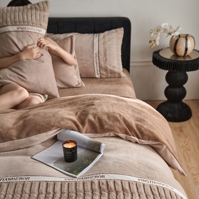 91家纺网 家纺一手货源 找家纺 （总）安莱生活 2024新款美拉德英伦风獭兔牛奶绒刺绣工艺款四件套-风格二