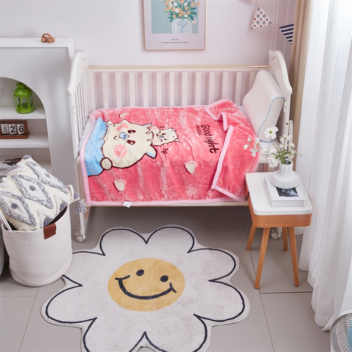 91家纺网 家纺一手货源 找家纺 凯轩毛毛毯毯子网销专供 2024新款加厚保暖儿童印花云毛毯毯子系列 卡通猪  粉