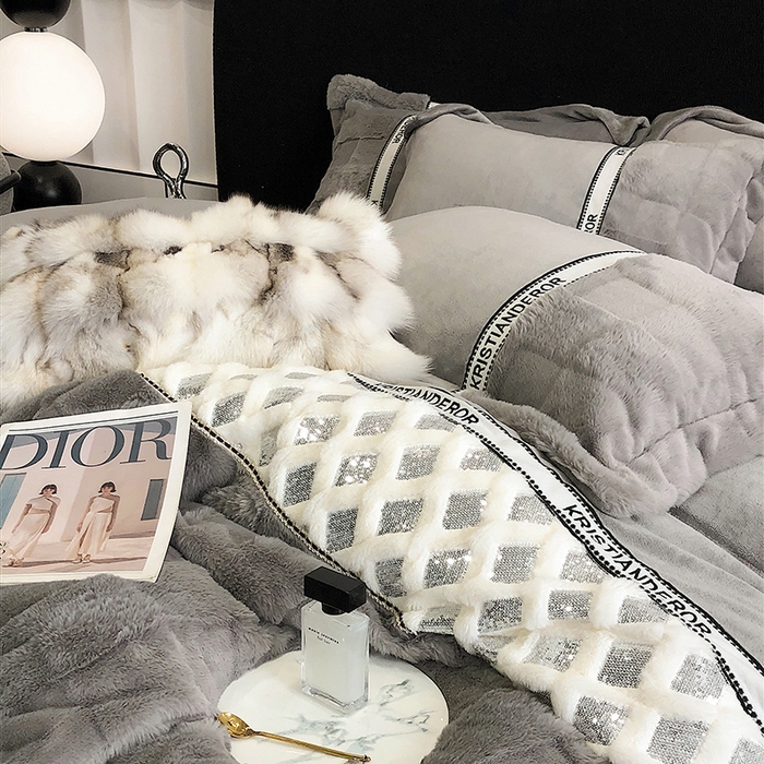 91家纺网 家纺一手货源 找家纺 安莱生活 2024新款美拉德苏格兰獭兔牛奶绒刺绣工艺款四件套-风格二 光影银灰