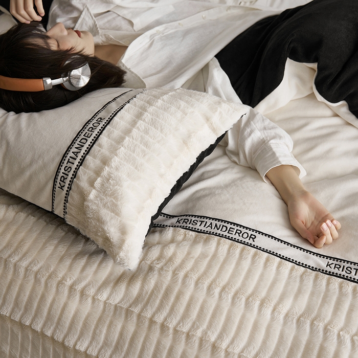 91家纺网 家纺一手货源 找家纺 （总）安莱生活 2024新款美拉德英伦风獭兔牛奶绒刺绣工艺款四件套-风格一