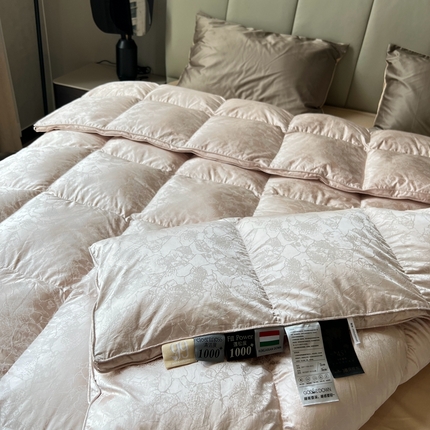 91家纺网 家纺一手货源 找家纺 静若居 2024新款高精密真丝提花羽绒被壳婚庆款羽绒被壳厂家 豆沙粉2