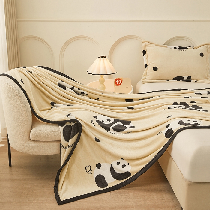 91家纺网 家纺一手货源 找家纺 千荨 2024新款多功能牛奶绒毛毯 熊猫胖达