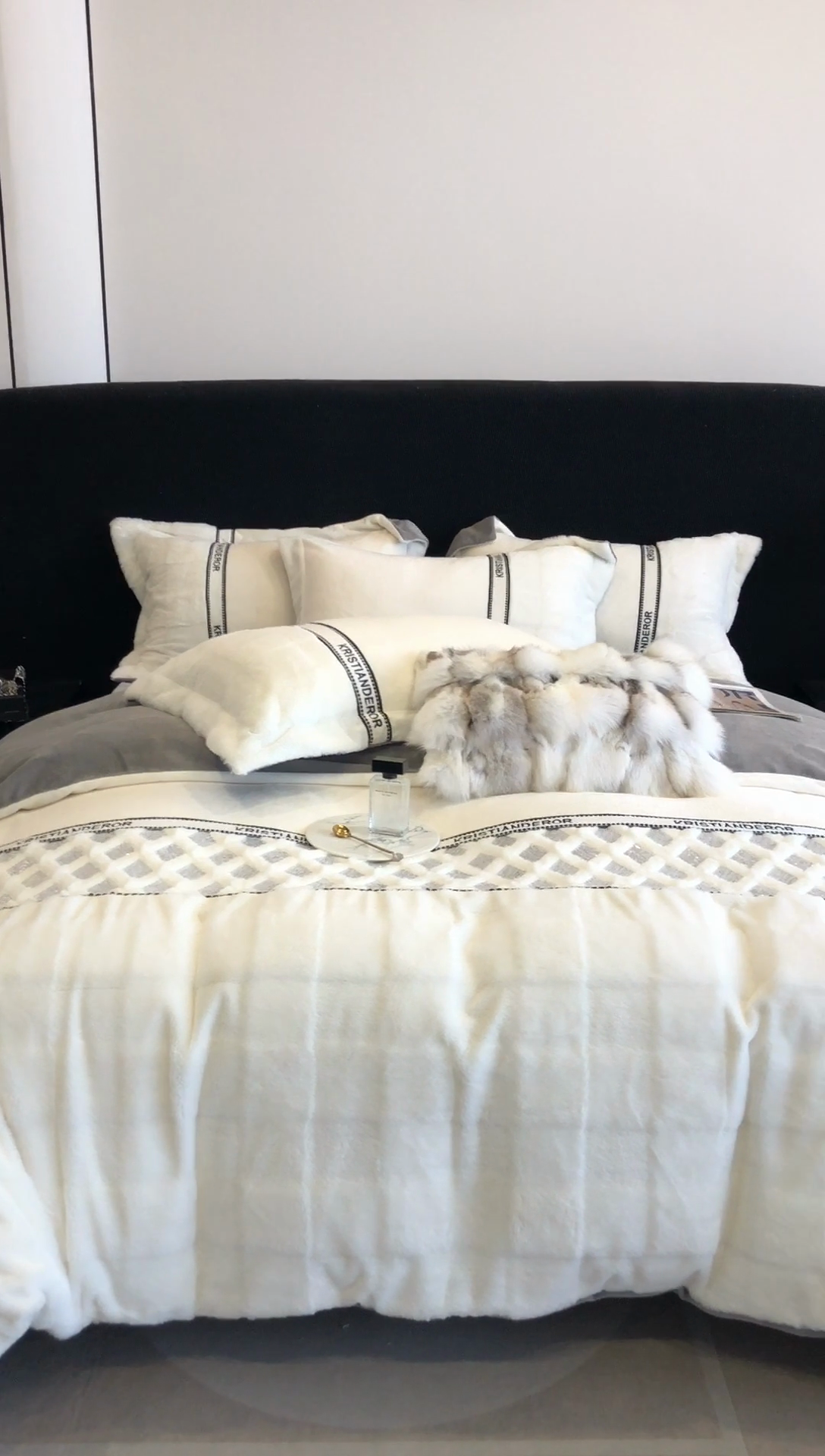 91家纺网 家纺一手货源 找家纺 安莱生活 2024新款美拉德苏格兰獭兔牛奶绒刺绣工艺款四件套-风格二 光影灰