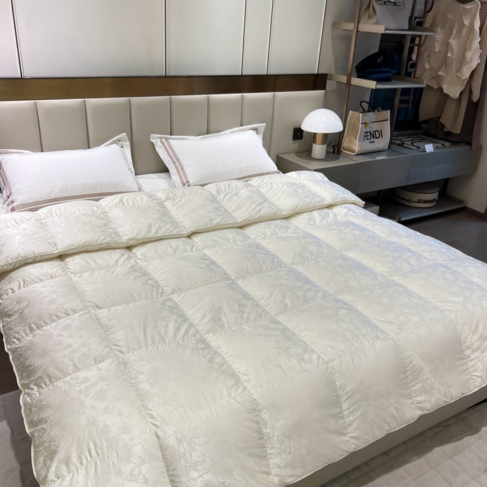 91家纺网 家纺一手货源 找家纺 静若居 2024新款高精密真丝提花羽绒被壳婚庆款羽绒被壳厂家 米白色1