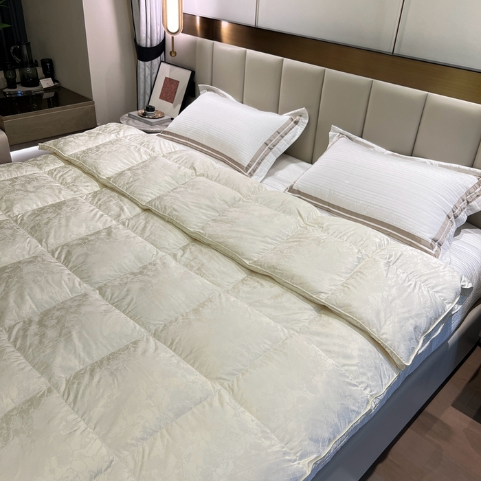 91家纺网 家纺一手货源 找家纺 静若居 2024新款高精密真丝提花羽绒被壳婚庆款羽绒被壳厂家 米白色1