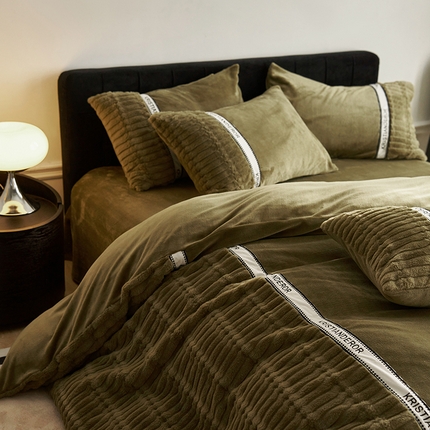 91家纺网 家纺一手货源 找家纺 安莱生活 2024新款美拉德英伦风獭兔牛奶绒刺绣工艺款四件套-风格二 波澜松绿