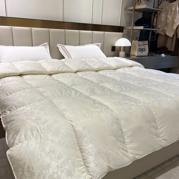 91家纺网 家纺一手货源 找家纺 静若居 2024新款高精密真丝提花羽绒被壳婚庆款羽绒被壳厂家 米白色1