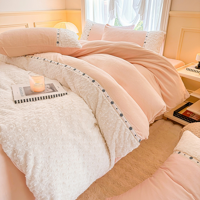 91家纺网 家纺一手货源 找家纺 安莱生活 2024新款优雅獭兔牛奶绒刺绣工艺款四件套 暖暖恋-风格一 玫瑰粉