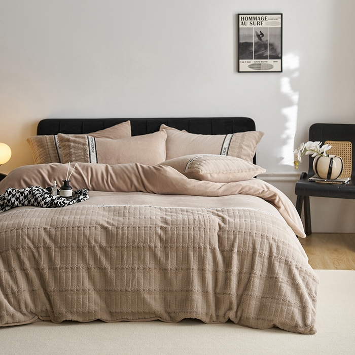 91家纺网 家纺一手货源 找家纺 安莱生活 2024新款美拉德英伦风獭兔牛奶绒刺绣工艺款四件套-风格一 波澜卡其