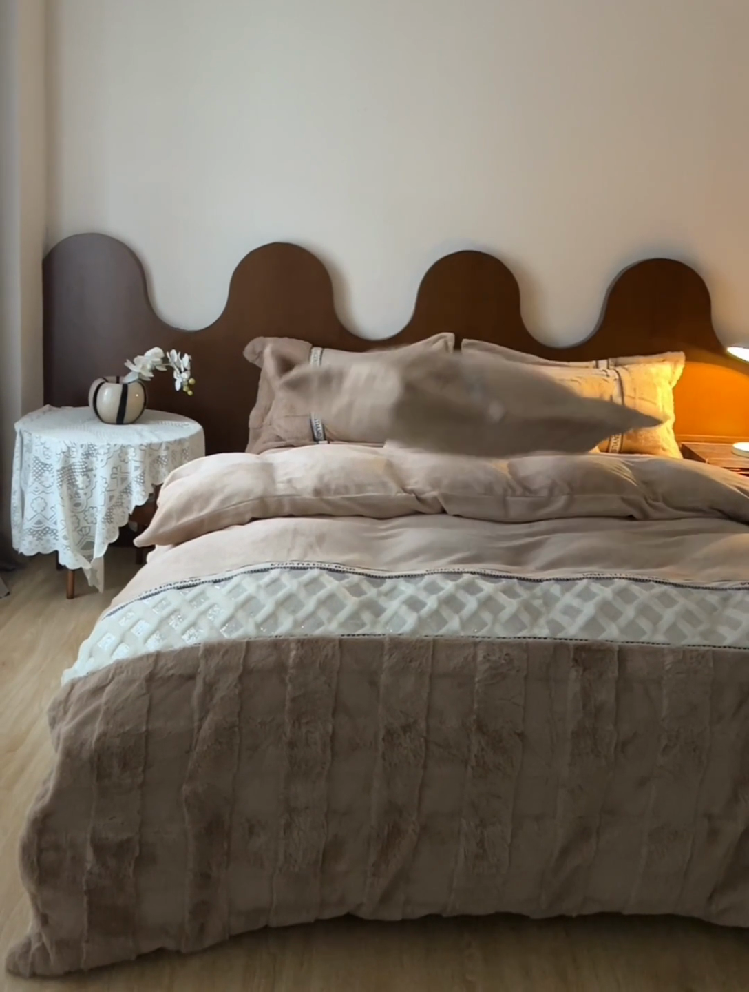 91家纺网 家纺一手货源 找家纺 安莱生活 2024新款美拉德苏格兰獭兔牛奶绒刺绣工艺款四件套-风格一 光影卡其