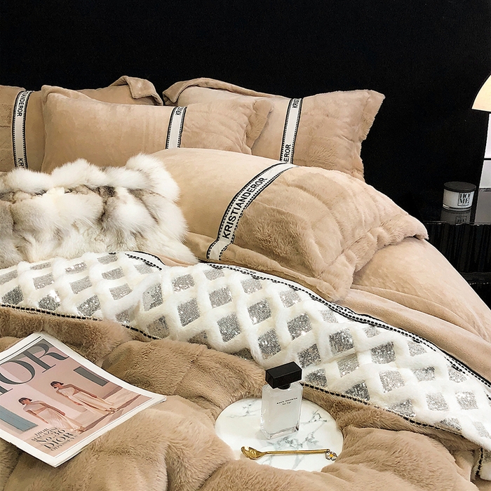 91家纺网 家纺一手货源 找家纺 安莱生活 2024新款美拉德苏格兰獭兔牛奶绒刺绣工艺款四件套-风格二 光影卡其