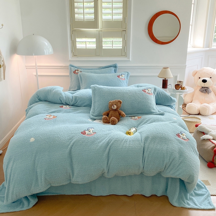 91家纺网 家纺一手货源 找家纺 萝莉家纺 2024新款加厚泰迪绒毛巾绣四件套 小木马水兰