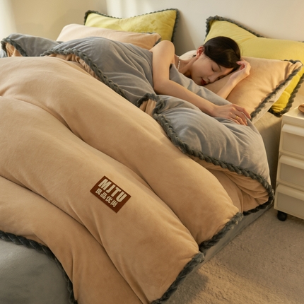 91家纺网 家纺一手货源 找家纺 晨曦家纺 2024新款日系简约小包边牛奶绒四件套 简约-浅咖灰