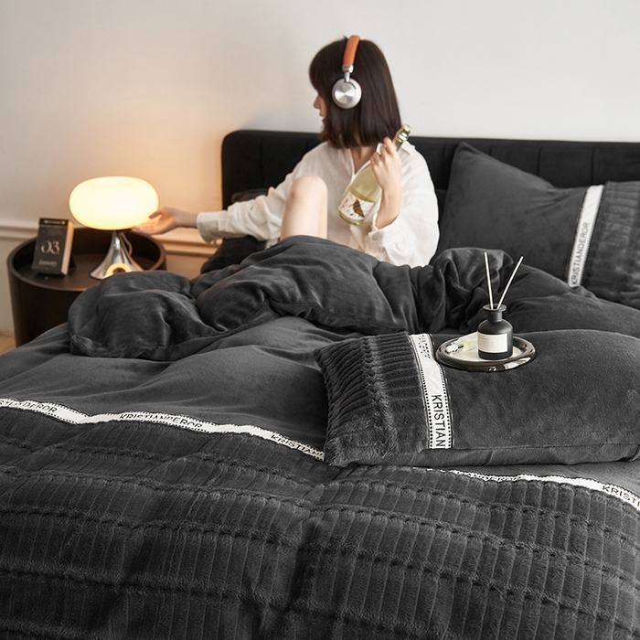 91家纺网 家纺一手货源 找家纺 安莱生活 2024新款美拉德英伦风獭兔牛奶绒刺绣工艺款四件套-风格一 波澜黛黑