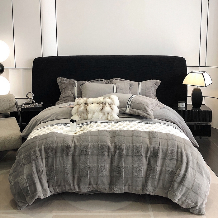 91家纺网 家纺一手货源 找家纺 安莱生活 2024新款美拉德苏格兰獭兔牛奶绒刺绣工艺款四件套-风格二 光影银灰