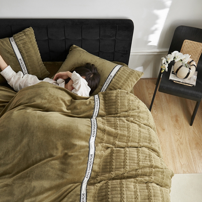 91家纺网 家纺一手货源 找家纺 安莱生活 2024新款美拉德英伦风獭兔牛奶绒刺绣工艺款四件套-风格二 波澜松绿