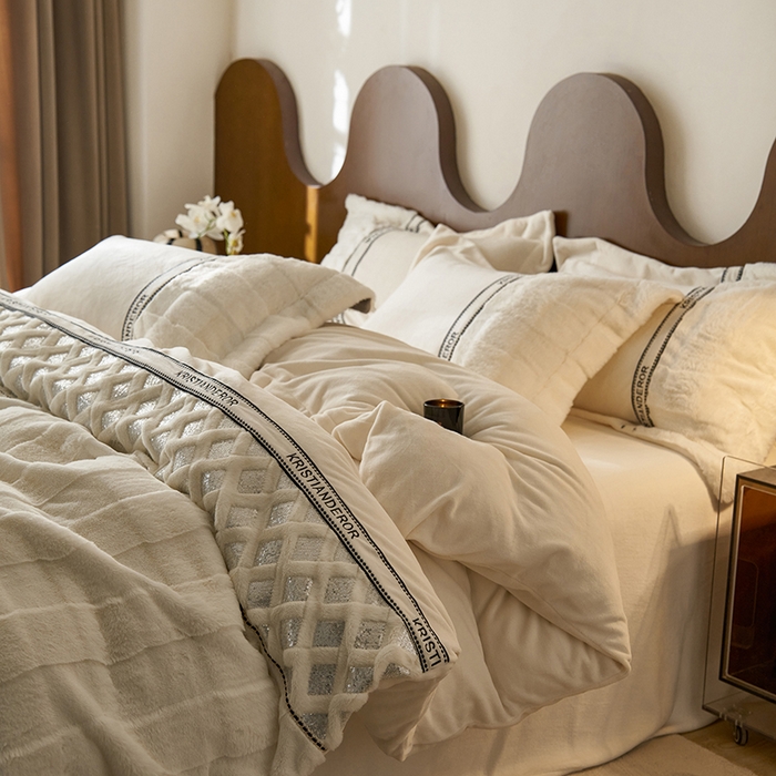 91家纺网 家纺一手货源 找家纺 （总）安莱生活 2024新款美拉德苏格兰獭兔牛奶绒刺绣工艺款四件套-风格一