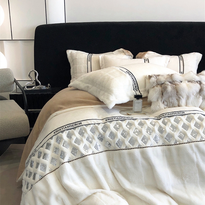 91家纺网 家纺一手货源 找家纺 安莱生活 2024新款美拉德苏格兰獭兔牛奶绒刺绣工艺款四件套-风格二 光影咖