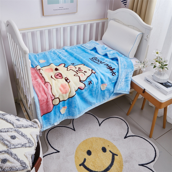 91家纺网 家纺一手货源 找家纺 凯轩毛毛毯毯子网销专供 2024新款加厚保暖儿童印花云毛毯毯子系列 卡通猪  蓝