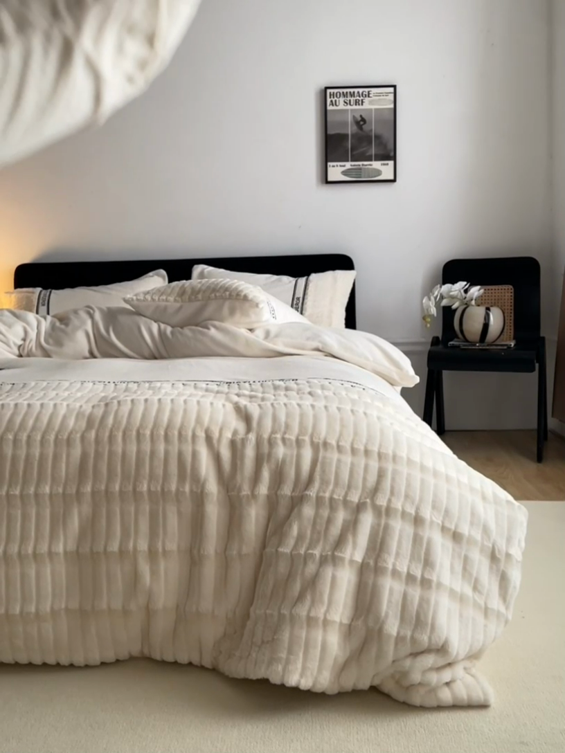 91家纺网 家纺一手货源 找家纺 安莱生活 2024新款美拉德英伦风獭兔牛奶绒刺绣工艺款四件套-风格一 波澜乳白