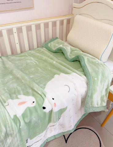 91家纺网 家纺一手货源 找家纺 凯轩毛毛毯毯子网销专供 2024新款加厚保暖儿童印花云毛毯毯子系列 大白熊  绿